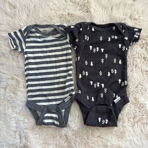 Bundle of 2 Gerber Onesies NB